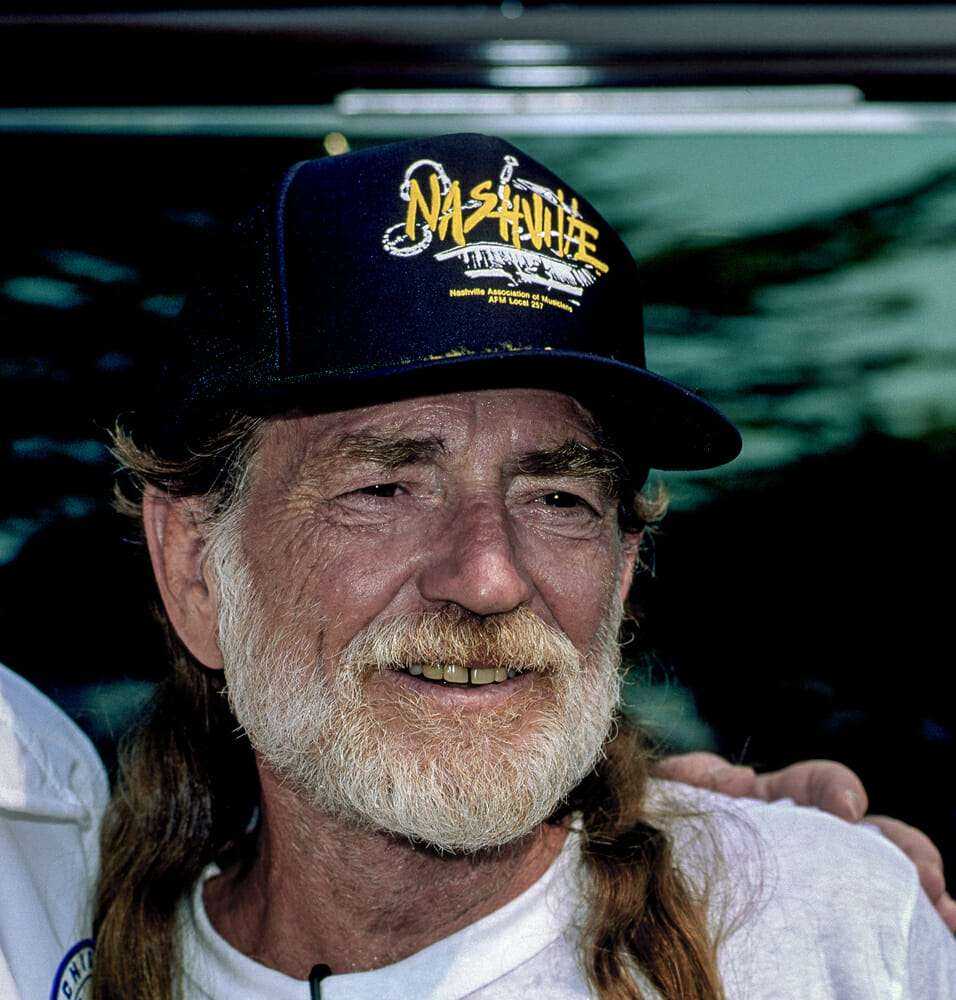 Willie Nelson ha salvato 70 cavalli da un mattatoio per lasciarli vagare liberamente nel suo ranch in Texas